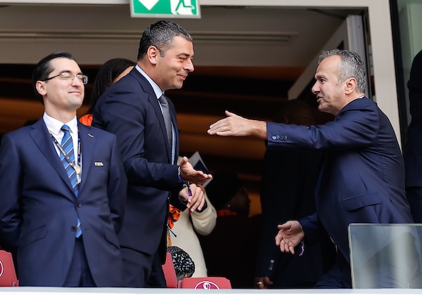 Srbiju uživo gledaju Piksijevi prijatelji Dejan Savićević, Den Tana i Arsen Venger (FOTO) 1