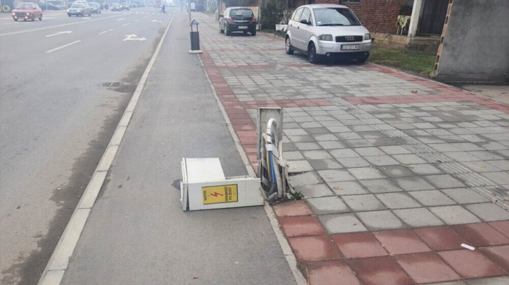 Polomljena kutija i ogoljeni strujni kablovi na leskovačkom bulevaru 1