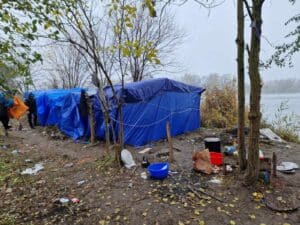 U toku uklanjanje divljih migrantskih kampova na teritoriji Subotice: U šatorima od garderobe do grejnih tela 3