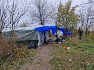 U toku uklanjanje divljih migrantskih kampova na teritoriji Subotice: U šatorima od garderobe do grejnih tela 2