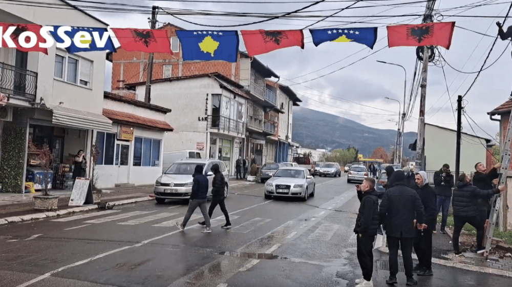 Osim srpskih u severnoj Kosovskoj Mitrovici se zavijorile i albanske i kosovske zastave 1