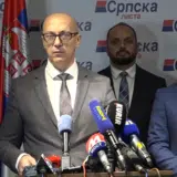 (VIDEO) Incident na nalaganju Badnjaka u Zubinom Potoku, meštani vikali na Petkovića i Srpsku listu 4