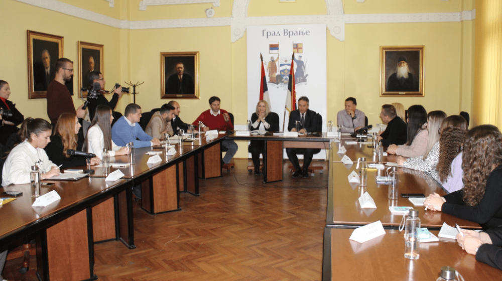 Mladi iz Vranja razgovarali sa predstavnicima vlasti o poboljšanju svog položaja 1