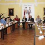 Mladi iz Vranja razgovarali sa predstavnicima vlasti o poboljšanju svog položaja 16