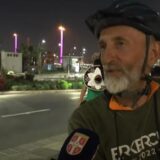 Novosađanin Zoran Zivlak biciklom stigao u Katar gde će navijati za našu reprezentaciju, dočekao ga kapiten Tadić 4