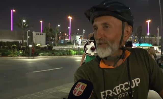 Novosađanin Zoran Zivlak biciklom stigao u Katar gde će navijati za našu reprezentaciju, dočekao ga kapiten Tadić 1