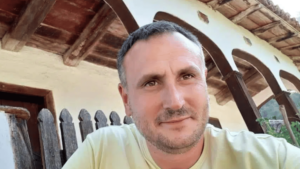 Tužilaštvu za visokotehnološki kriminal podneta je krivična prijava protiv osobe koja je na Fejsbuk stranici "Zaječarski blok" pretila novinaru lokalnog portala Glas Zaječara, Miljku Stojanoviću, saopštila je danas Asocijacija nezavisnih elektronskih medija (ANEM).