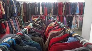 Zima je pred vratima, a kriza udarila na svaki džep: Koliko košta zimska garderoba u seknd hendovima u Srbiji 9