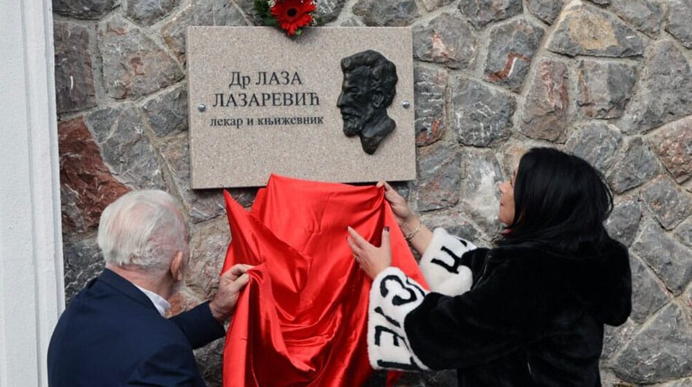 Spomen-ploča dr Lazi Lazareviću u Mokroj Gori 1