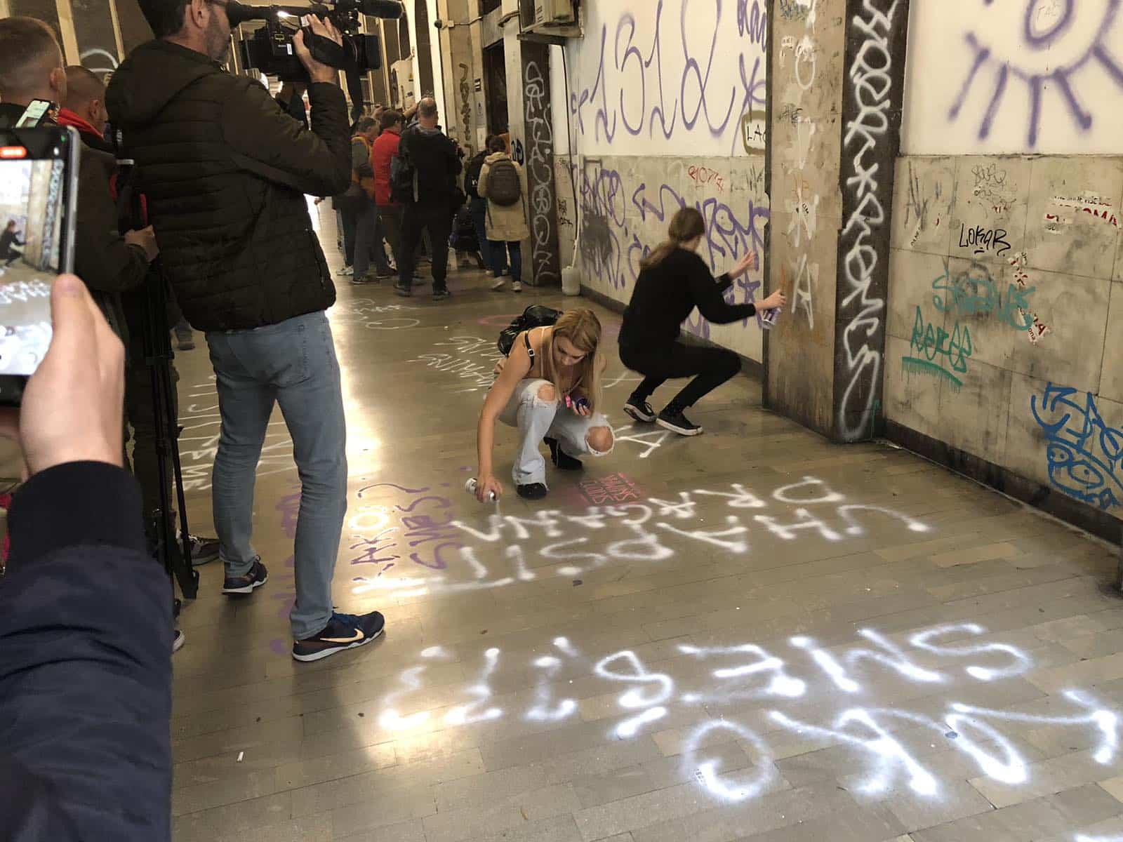 (VIDEO) Bačena dimna bomba na protestu protiv Informera: Ponovljen zahtev za uklanjanje intervjua sa silovateljem 2