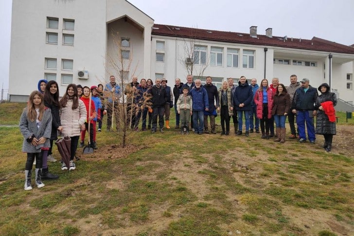 U dvorištu valjevske škole „Milovan Glišić” posađeno drveće 3