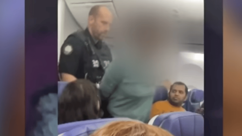 Putnica usred leta pokušala da otvori vrata aviona: Vikala da joj je Isus rekao da to učini 14