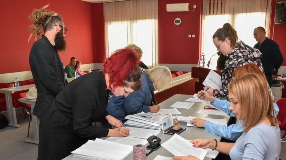 Država kupila kuće na selu za osam šidskih porodica 1