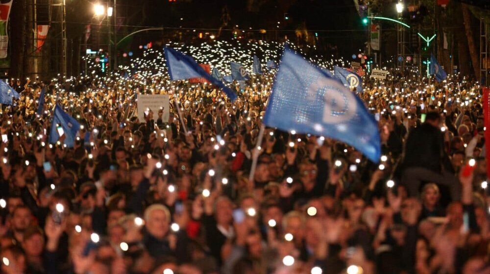 U Albaniji na hiljade ljudi protestovalo protiv Rame: Probili kordon policije, bacili crvenu farbu na kabinet premijera 1