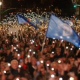 U Albaniji na hiljade ljudi protestovalo protiv Rame: Probili kordon policije, bacili crvenu farbu na kabinet premijera 1