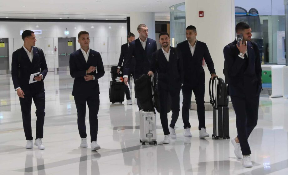 Fudbaleri Srbije doputovali u Bahrein, Mitrović u centru pažnje (VIDEO) 1