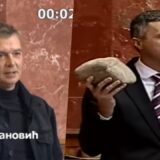 Flaša mleka, kamen zemlje Srbije, donji veš roze boje, robijaško odelo i "Plava grobnica": Šta su sve poslanici unosili u Skupštinu Srbije 6