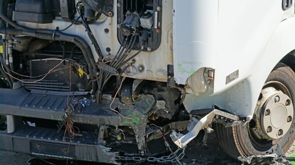 Sudar dva šlepera na auto-putu u blizini Beške, goreo kamion koji je prevozio pivo 1