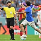 Pušten na slobodu navijač koji je utrčao na teren na meču između Portugalije i Urugvaja 9