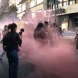 (VIDEO) Bačena dimna bomba na protestu protiv Informera: Ponovljen zahtev za uklanjanje intervjua sa silovateljem 15