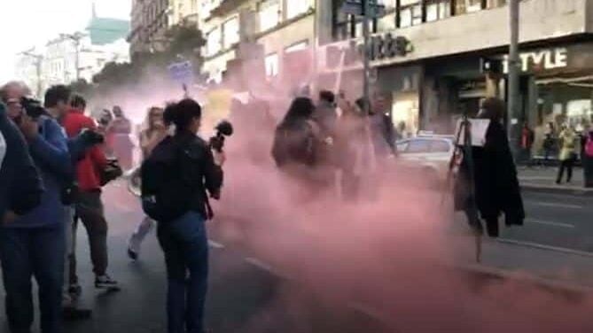 (VIDEO) Bačena dimna bomba na protestu protiv Informera: Ponovljen zahtev za uklanjanje intervjua sa silovateljem 1