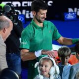 Đoković u zagrljaju sina, na ivici suza proslavio trijumf, ćerka Tara završila u peharu (VIDEO) 7