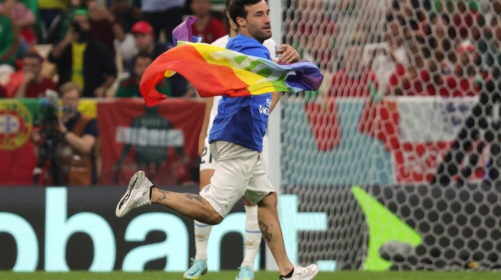 Navijač sa zastavom duginih boja prekinuo utakmicu Portugalija – Urugvaj 1