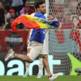 Navijač sa zastavom duginih boja prekinuo utakmicu Portugalija – Urugvaj 5