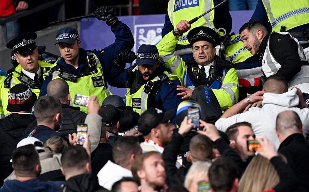 Britanski policajci biće tampon zona između navijača i lokalnih organa reda na Mundijalu u Kataru 2 Britanski policajci biće tampon zona između navijača i lokalnih organa reda na Mundijalu u Kataru 2