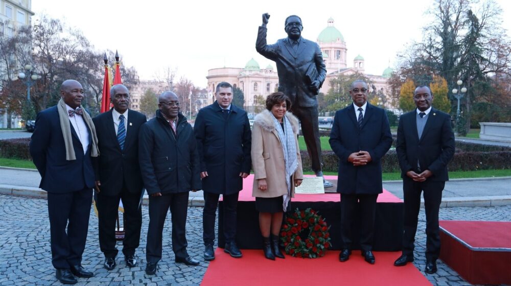 Predstavljena bista prvog predsednika NR Angole dr Agostinja Neta u Beogradu 1