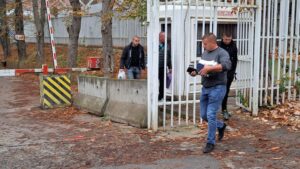 Srpske sudije, tužioci, službenici i policajci mirno napuštaju prištinske institucije 2 Srpske sudije, tužioci, službenici i policajci mirno napuštaju prištinske institucije 2