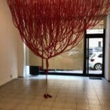 O izložbi Katarine Alempijević u galeriji Haos: Izgubljena u crvenoj šumi 1