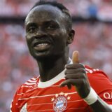 Sadio Mane dobio spomenik u njegovom rodnom selu, mnogi smatraju da je autor statue „promašio temu“ 10