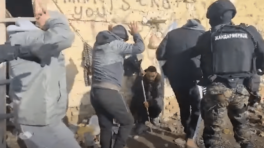 Novi snimak hapšenja migranata u okolini Horgoša: Policija ih terala da leže na zemlji (VIDEO) 1