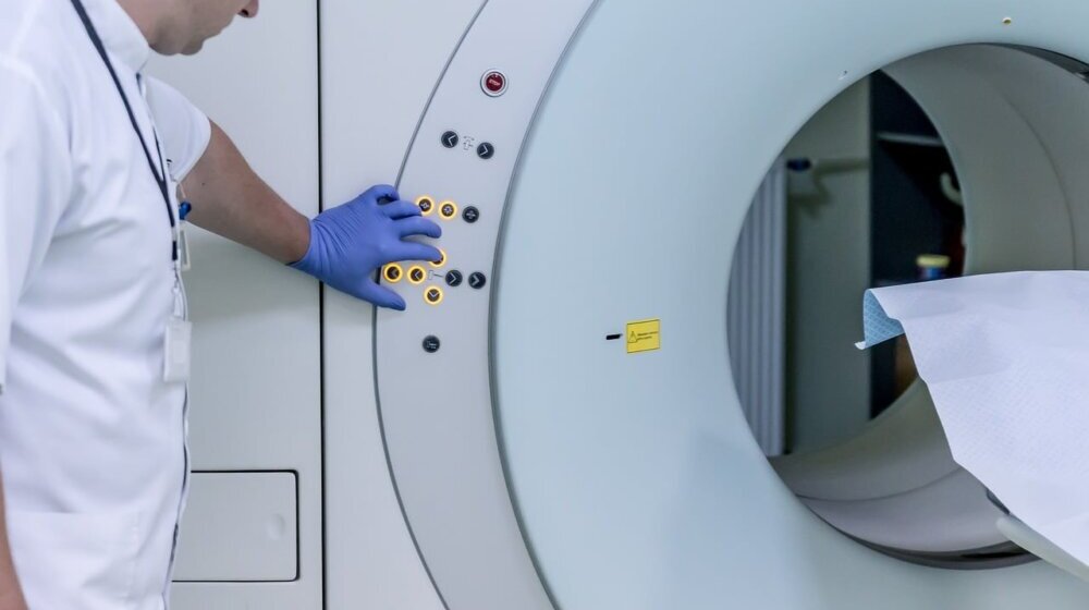 Mladić iz Niša kome su ispirali levo uvo dok mu je rastao tumor u glavi podneo krivičnu prijavu zbog falsifikovanja medicinske dokumentacije 1