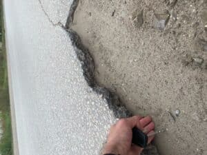 “Idete normalno i odjednom krater”: Raspada se asfalt u delu Jovana Mikića, jednoj od frekventnijih subotičkih ulica 2