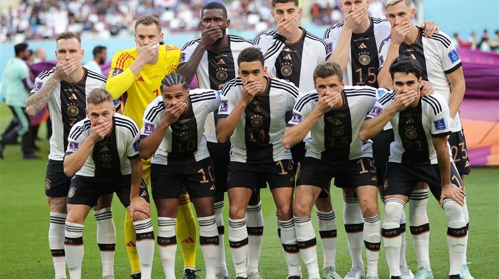 Nemci pokrili rukom usta pre meča sa Japanom, protest protiv odluke FIFA da zabrani nošenje „One love“ trake 1