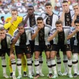 Nemci pokrili rukom usta pre meča sa Japanom, protest protiv odluke FIFA da zabrani nošenje „One love“ trake 12