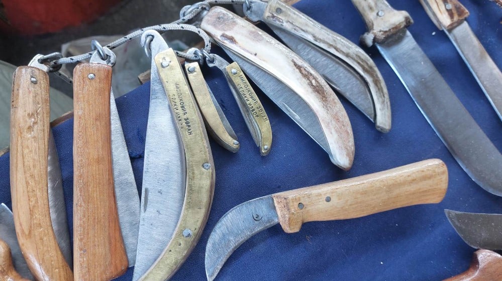 "Ovakvih noževa nema više. Kada odem neće imati ko da nastavi tradiciju”: Ispovest Zaječarca koji u rukama ima tajnu starog zanata 2 "Ovakvih noževa nema više. Kada odem neće imati ko da nastavi tradiciju”: Ispovest Zaječarca koji u rukama ima tajnu starog zanata 2