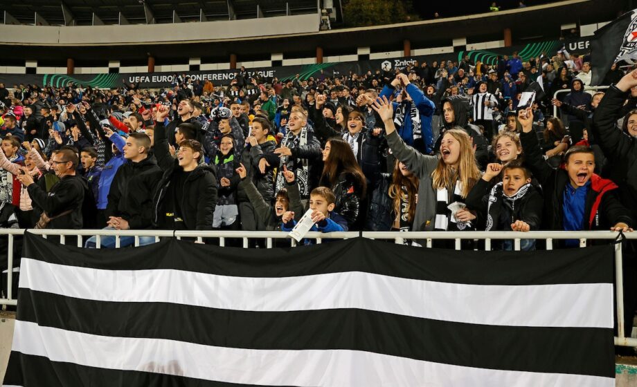 Stadion u Humskoj napunila deca, sa tribina se ori „Uprava, napolje“ (VIDEO) 1