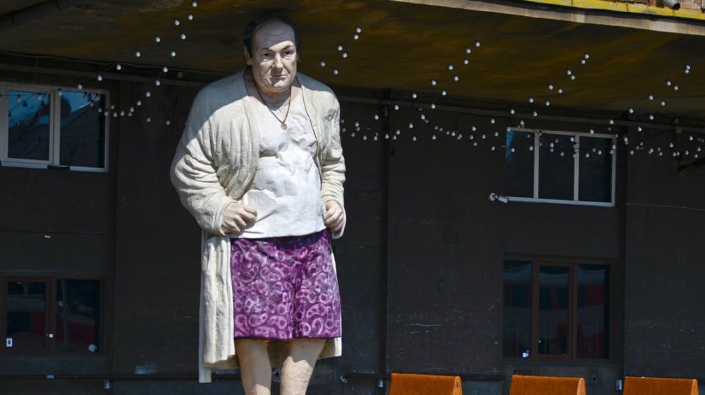 Omiljeni lik iz TV serije vas dočekuje na železničkoj stanici u Litvaniji, u bade mantilu i gaćama 1