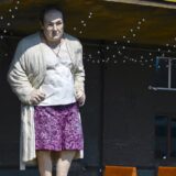 Omiljeni lik iz TV serije vas dočekuje na železničkoj stanici u Litvaniji, u bade mantilu i gaćama 10