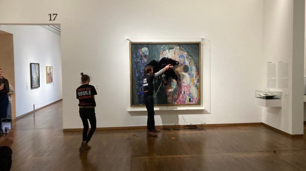 Aktivisti bacili crnu tečnost na sliku Gustava Klimta: Austrijski muzej strahuje da je slika oštećena 1