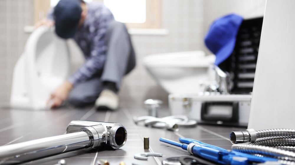 Dnevnice vodoinstalatera, molera i keramičara u Srbiji idu i do 100 evra, uprkos tome stručnjaci ukazuju na očigledan problem 1