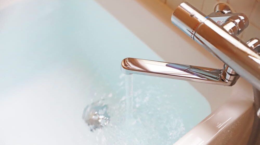 Kako da uklonite tvrdokorne mrlje u kadi? 1