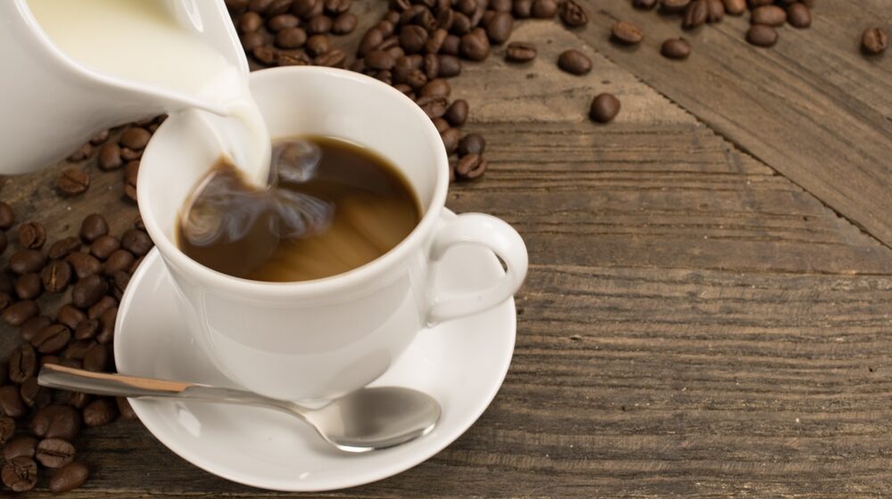 Kako dodavanje mleka u kafu utiče na naš organizam? 1