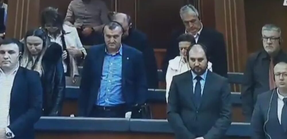 Rašić ukazuje da zakletva poslanika SL počinje sa "ja, član parlamenta Republike Kosovo", Stojanović kaže "odluka s vrha" 1