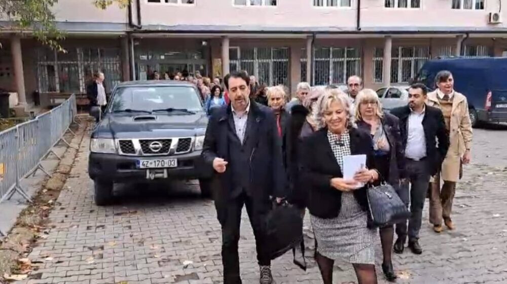 Srpske sudije, tužioci, službenici i policajci mirno napuštaju prištinske institucije 1