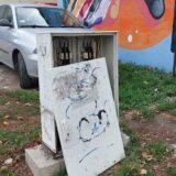 “Držim igraonicu i klijenti su mahom deca, naravno da postoji opasnost za njih”: Trafo stanica u centru Zaječara danima otvorena 4