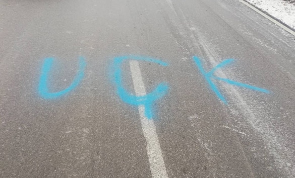 Kancelarija za KiM: Meštani Štrpca zabrinuti zbog grafita OVK 1